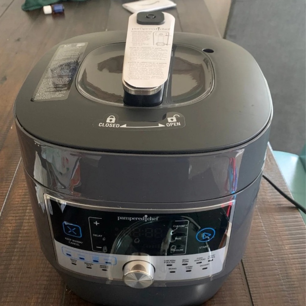 Pampered chef quick cooker with glass lid